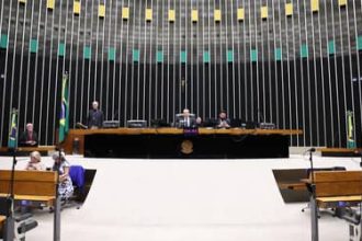 Em meio à análise da redução de jornada, Congresso terá semana esvaziada por feriado
